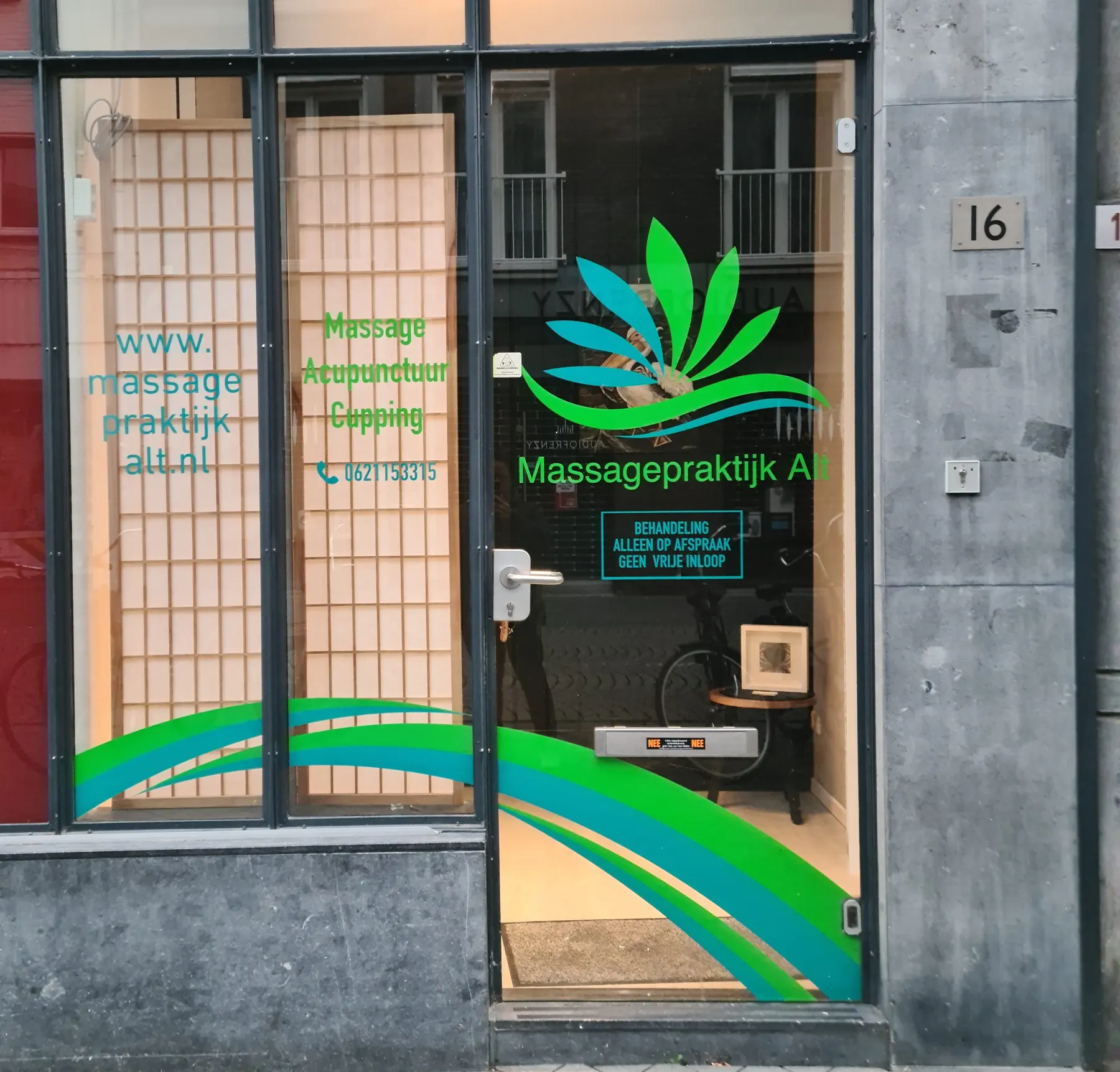 De ingang van Massagepraktijk ALT aan de Hoenderstraat
