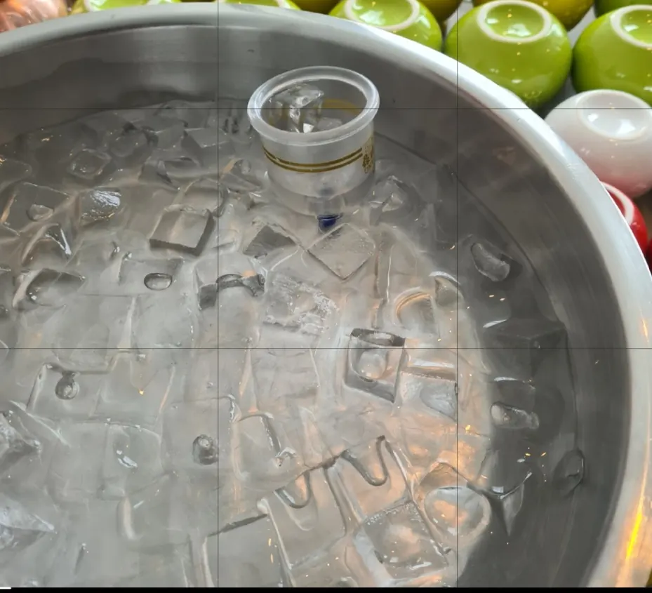 cup in een ijsbad voor ice cupping