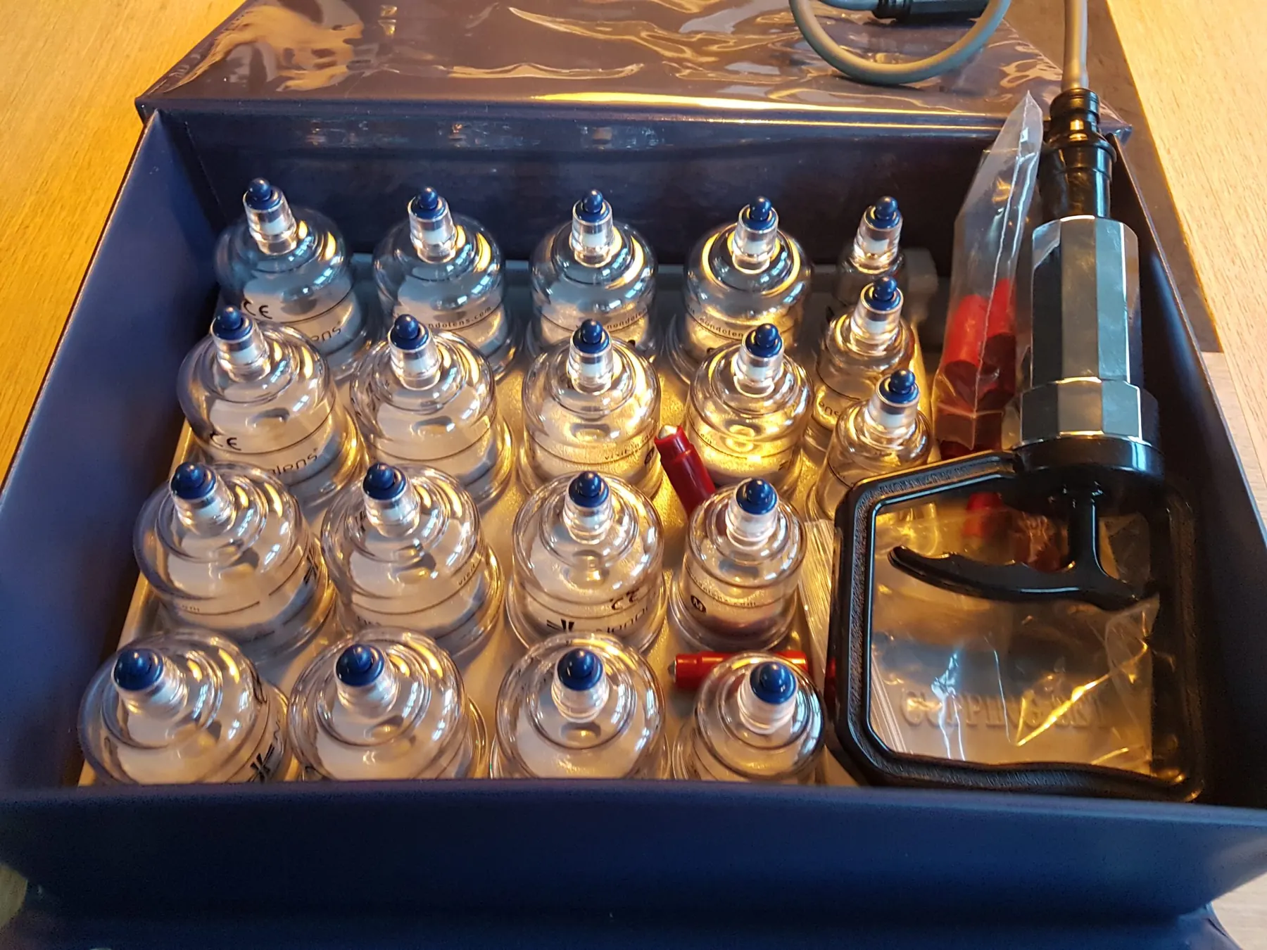 kunststof cuppingset in koffer van Massagepraktijk ALT