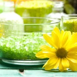 gele bloem en zout in een glas.